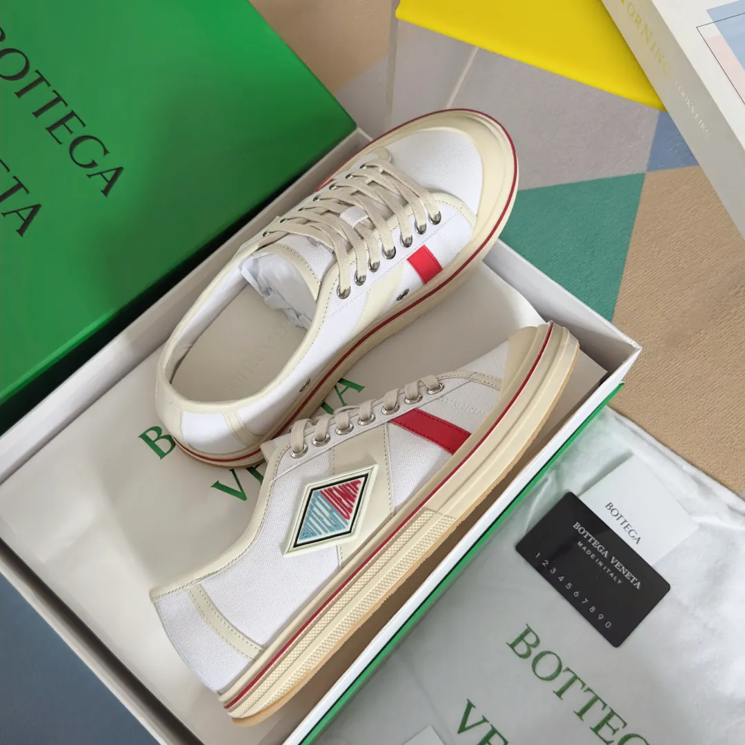 Top version: Couple model 560💰 Bottega Veneta Bottega Veneta BV’s latest Eliot series retro basketball shoes casual sports canvas shoes Bottega Veneta 2025 spring and summer show new shoes Eliot is on the market. Inspired by retro basketball sneakers, the color combination highlights youthful vitality and perfectly interprets the theme of youth and childlike innocence. The details are also very particular. The summer canvas brings excellent durability and comfort. Designs such as calfskin trim, rubber toe caps and hand-painted retro red lines are full of retro feel. The round toe and convex sole add a modern feel. Exquisite packaging at the delivery counter🛍📦 ▪️Fabrics: Original customized high-density canvas + cowhide ▪️Inner lining: Original customized breathable canvas ▪️Sole: Original open-molded anti-slip TPU material ▪️Sole thickness: 3CM ▪️Size: Women’s 35-41 / [Men’s 39-45 pre-sale]